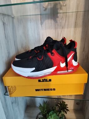 Nike LeBron Witness 7 Basketball Sneaker - Men's New In Box
